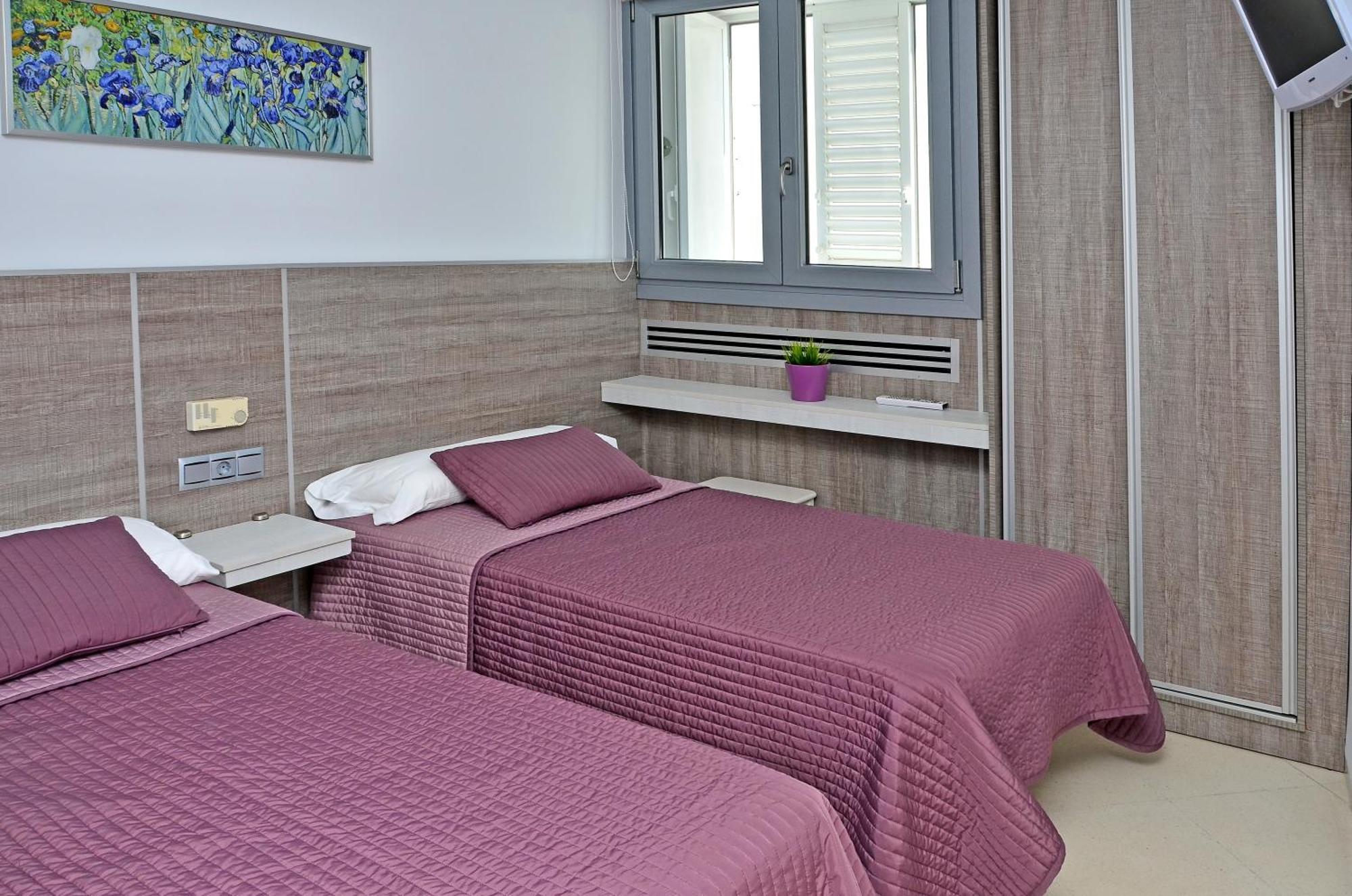 Small Double or Twin Room,820403171:JPEG